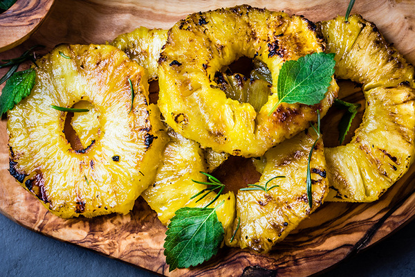 GRILLED PINEAPPLE ON THE BBQ